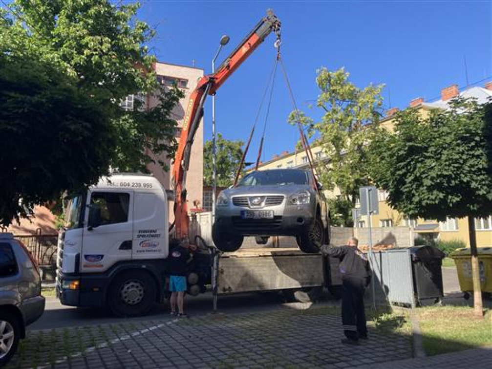 Město Vsetín nechalo odtáhnout tři dlouhodobě odstavené vozy