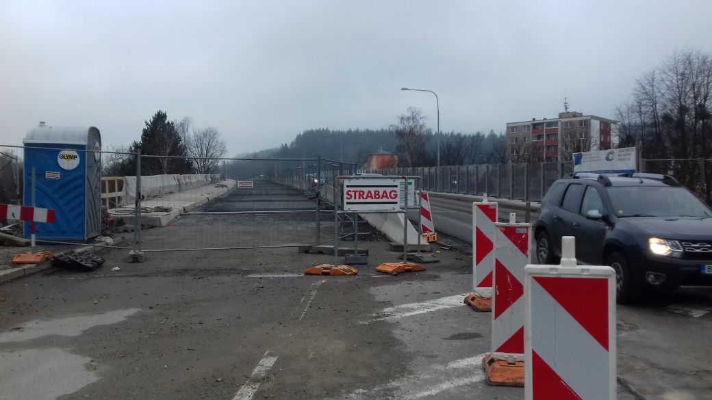 Oprava vsetínského nadjezdu pokračuje, stavebníci zaberou část parkoviště