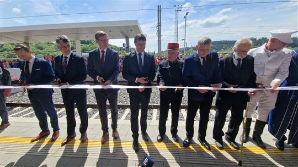 Vsetín otevřel dopravní terminál a nový podchod pod železnicí