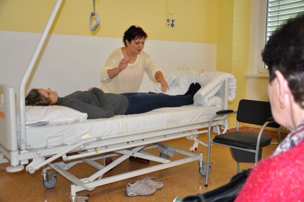 Příbuzným ve Vsetínské nemocnici poradí, jak pečovat o nemocného v domácím prostředí 