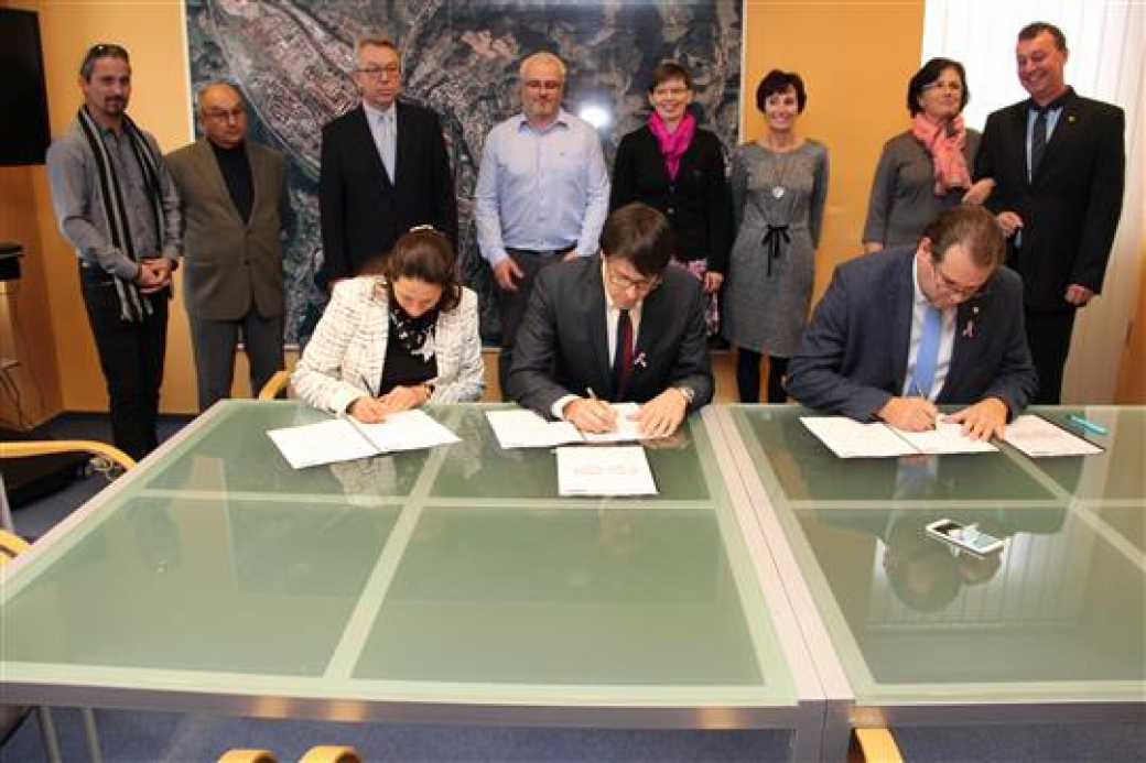 Strany a hnutí KDU-ČSL, STAN a ANO podepsaly ve Vsetíně koaliční smlouvu