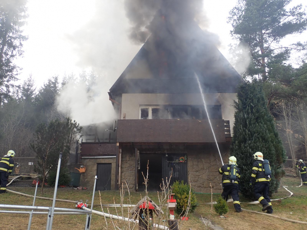 Požár zničil celoročně obývanou chatu ve Vsetíně