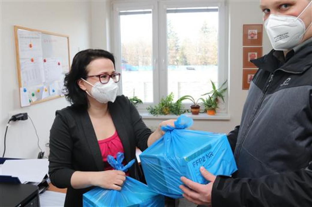 Vsetínská radnice distribuuje respirátory z Potravinové banky