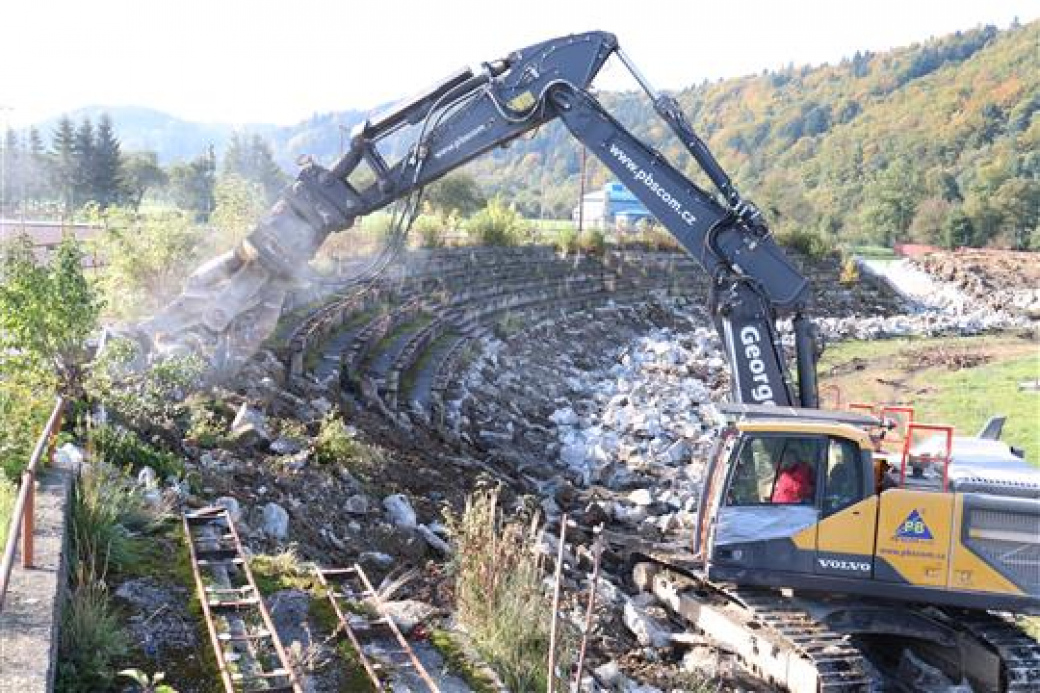 Rekonstrukce stadionu na vsetínské Ohradě začala bouráním