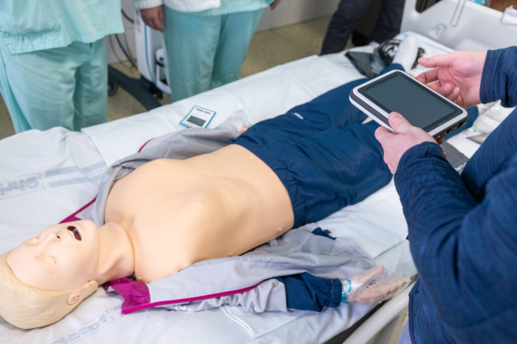 Resuscitační model nabízí i nácvik defibrilace