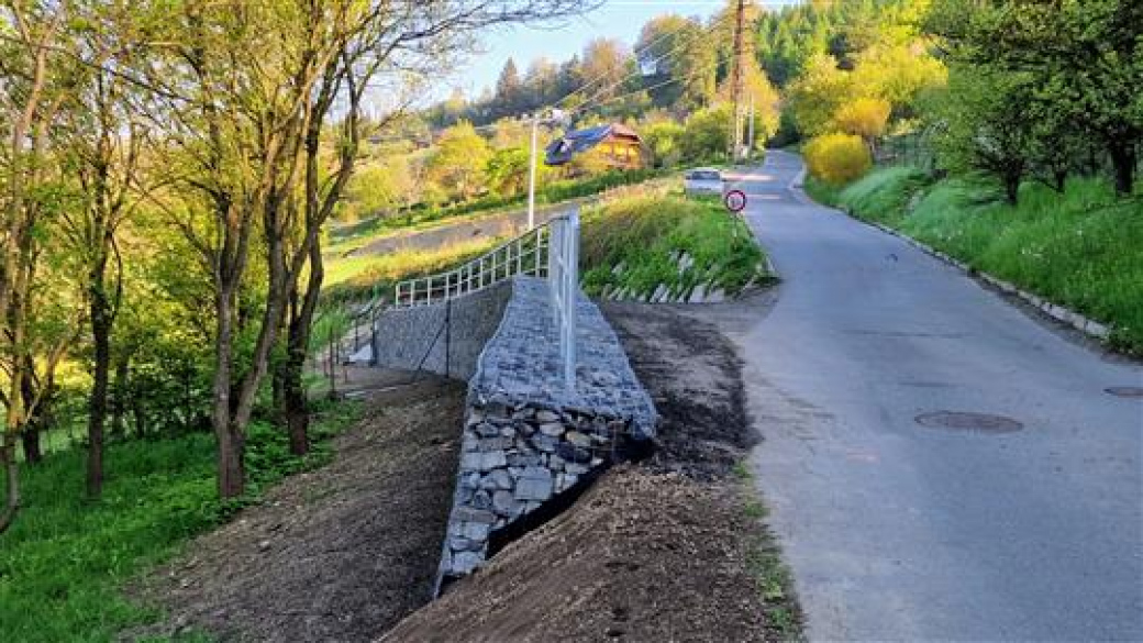 Sanace svahu a oprava chodníku na Palackého ulici u konce