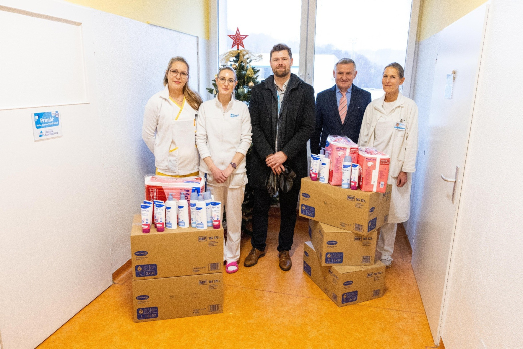 Starosta Čunek předal dar a popřál zdravotníkům