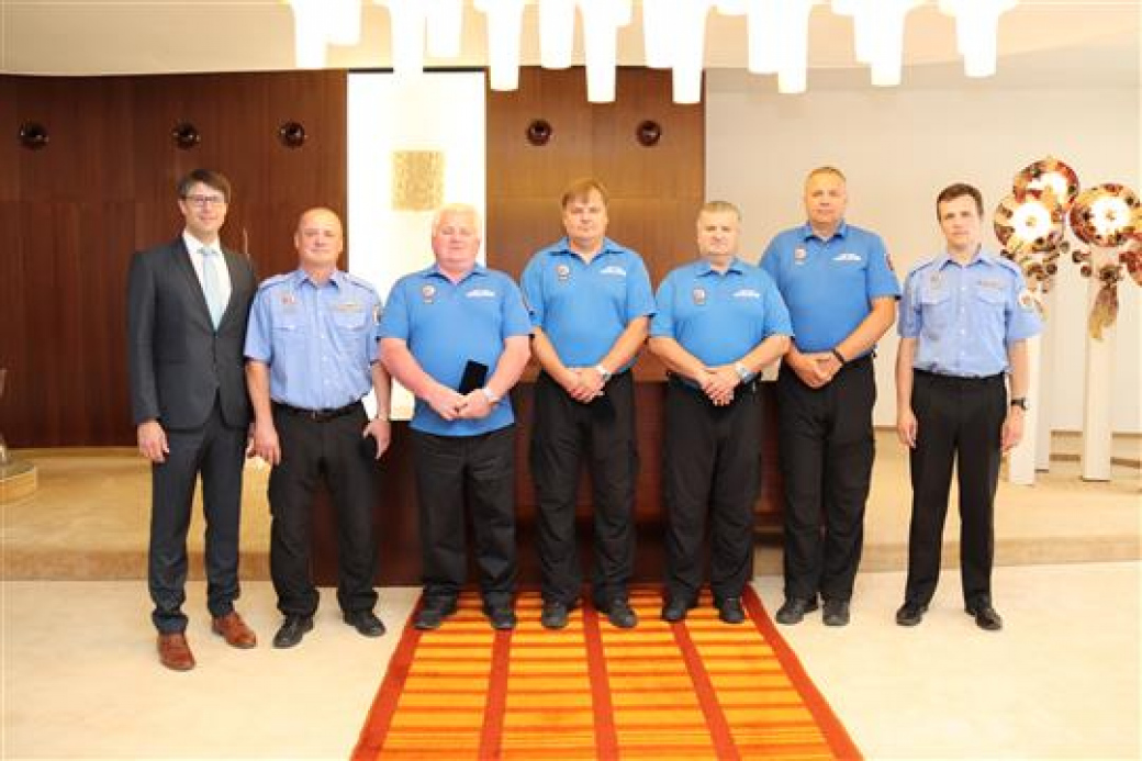Vsetínští strážníci obdrželi ocenění za 25 let služby