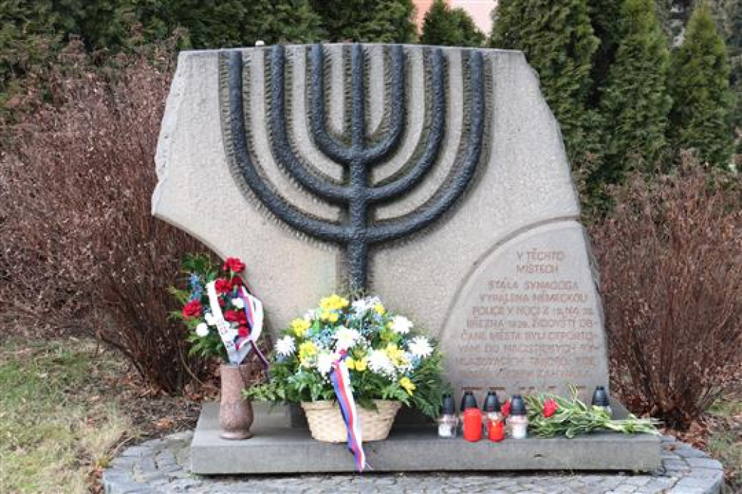 Nové zjištění: židovská synagoga byla vypálena o dva dny dříve, radnice opraví památník