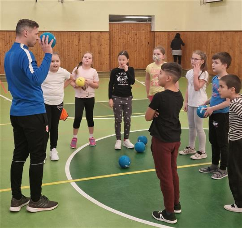 Trenéři učí děti ve školách lásce ke sportu
