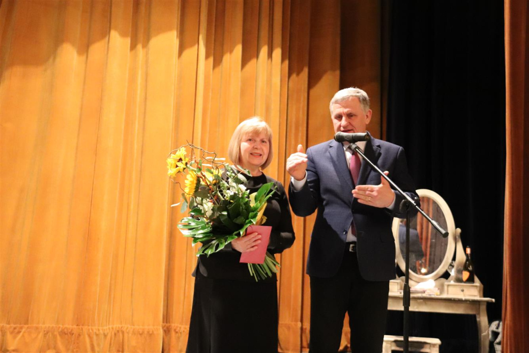 Oslava Dne učitelů ve Vsetíně: Divadelní představení a gratulace a ocenění Jaroslavě Londové