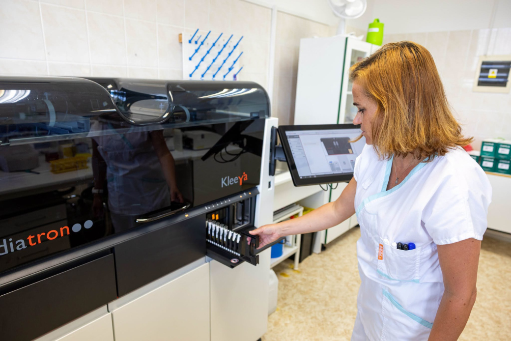 Vlna veder přidala práci i v laboratořích