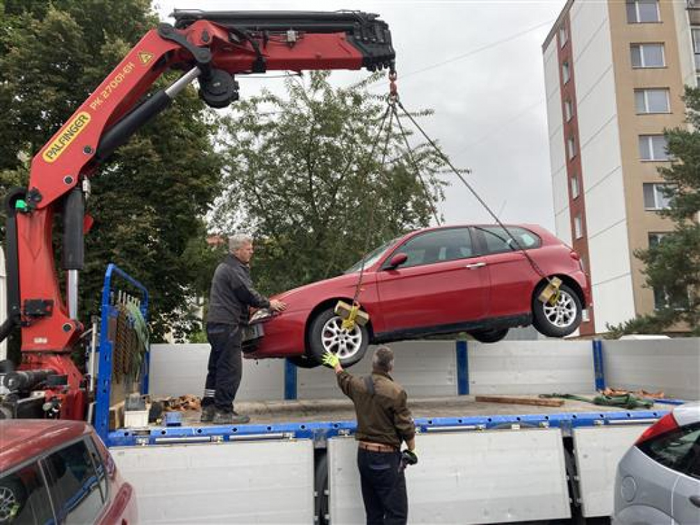 Vsetín se snaží vytěsnit z ulic dlouhodobě odstavené vozy a vraky