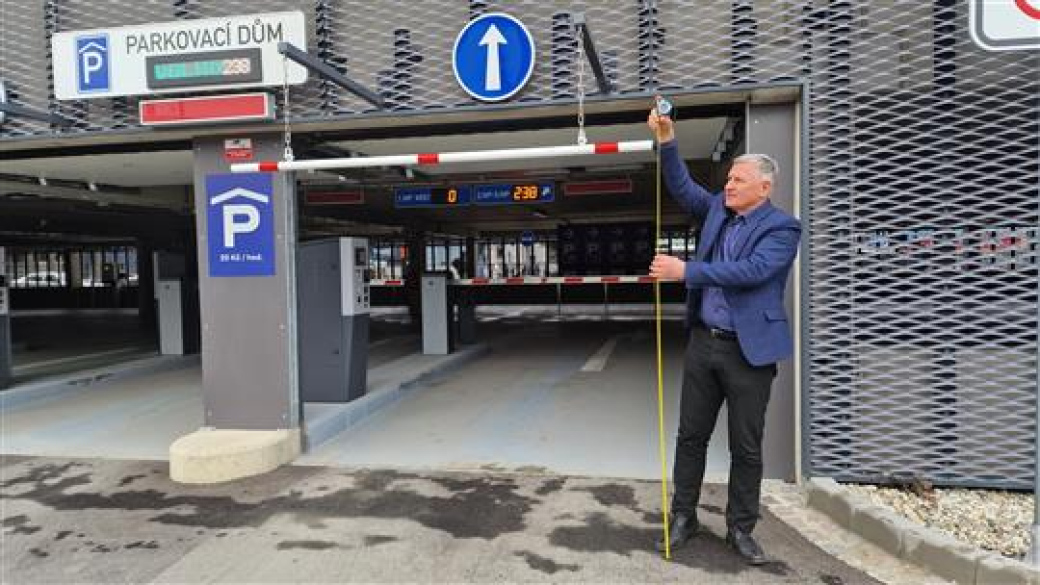 Vsetínská radnice usiluje o zvýšení výškového limitu pro vjezd do parkovacího domu