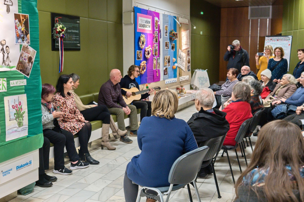 Společnost přátelská všem generacím: Výstava v kině Vatra představí tvorbu klientů Diakonie Vsetín