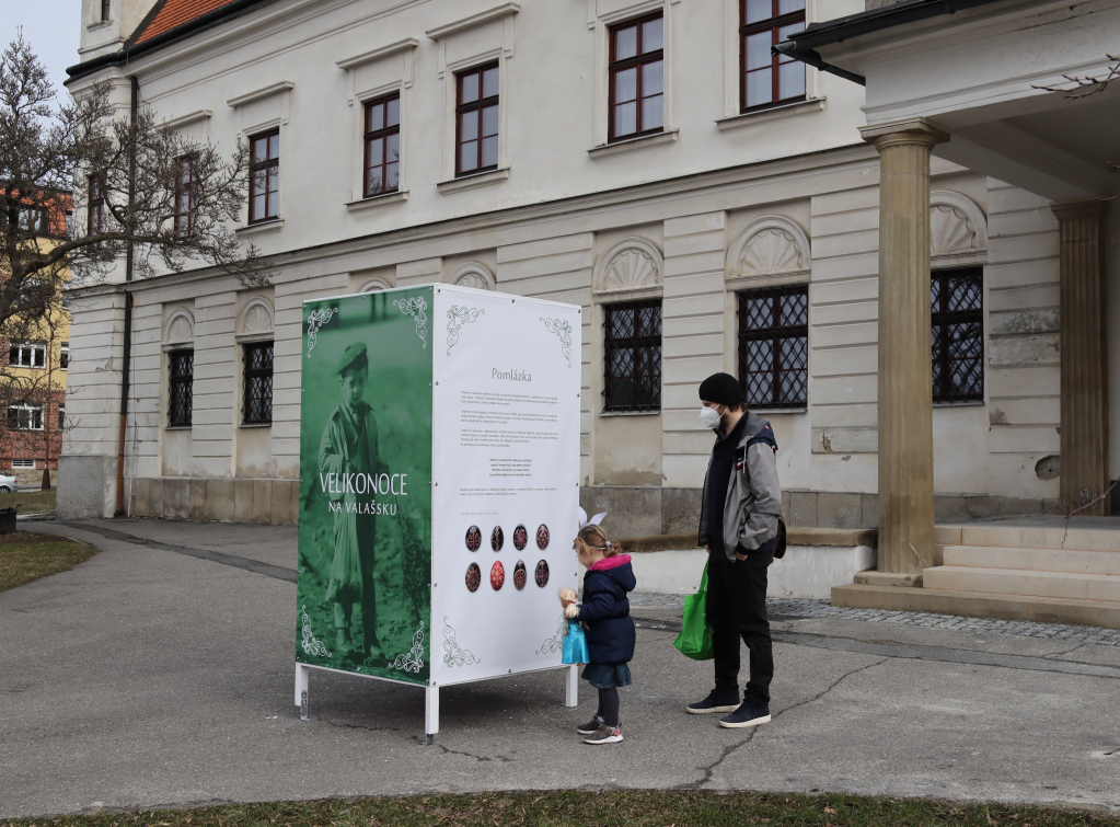 Výstava představuje práci nemocničních kaplanů, nyní ji hostí nová vsetínská interna