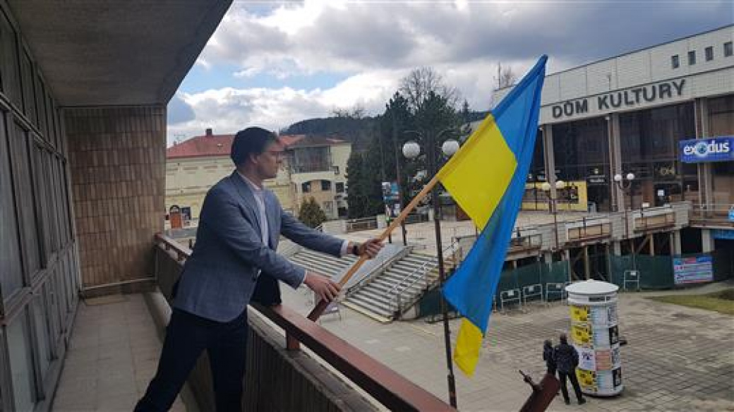 Vsetín vyvěsil ukrajinskou vlajku