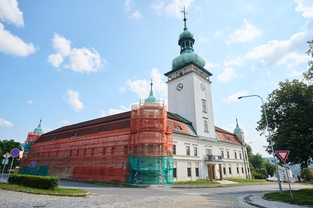 Vsetínský zámek dostane novou fasádu a výtah. Proměny se dočká také park