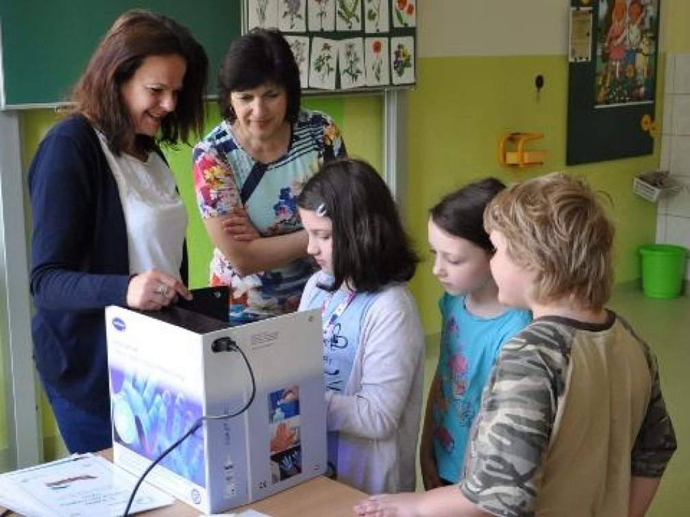 Zdravotní sestra učila děti ve škole, jak si správně mýt ruce