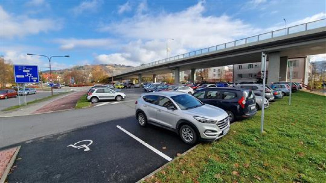 Vsetínská parkoviště u SBD a v Žerotínově ulici jsou zpoplatněna
