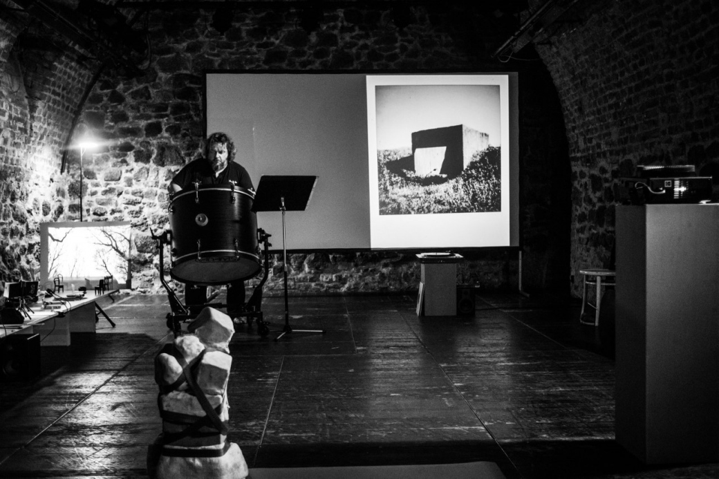 Scénická inscenace Med a prach v jedinečném prostředí Galerie Kaple