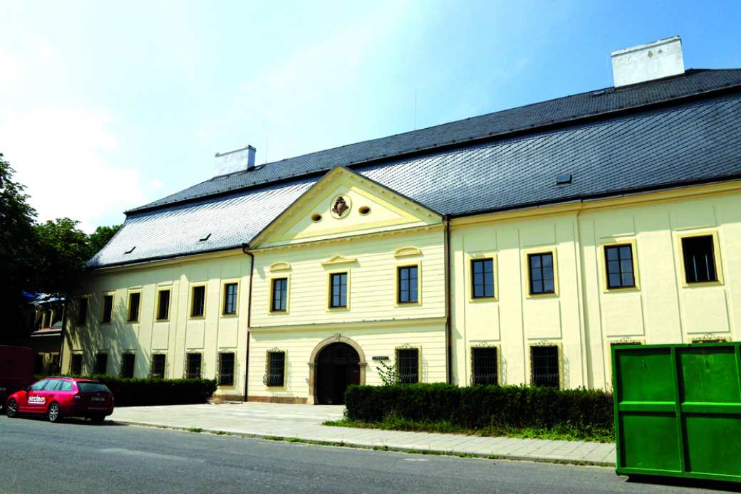 Rekonstrukce zámku Kinských míří do finále. Začalo velké stěhování