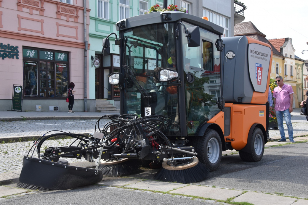 S úklidem v ulicích města pomůže nový zametací stroj