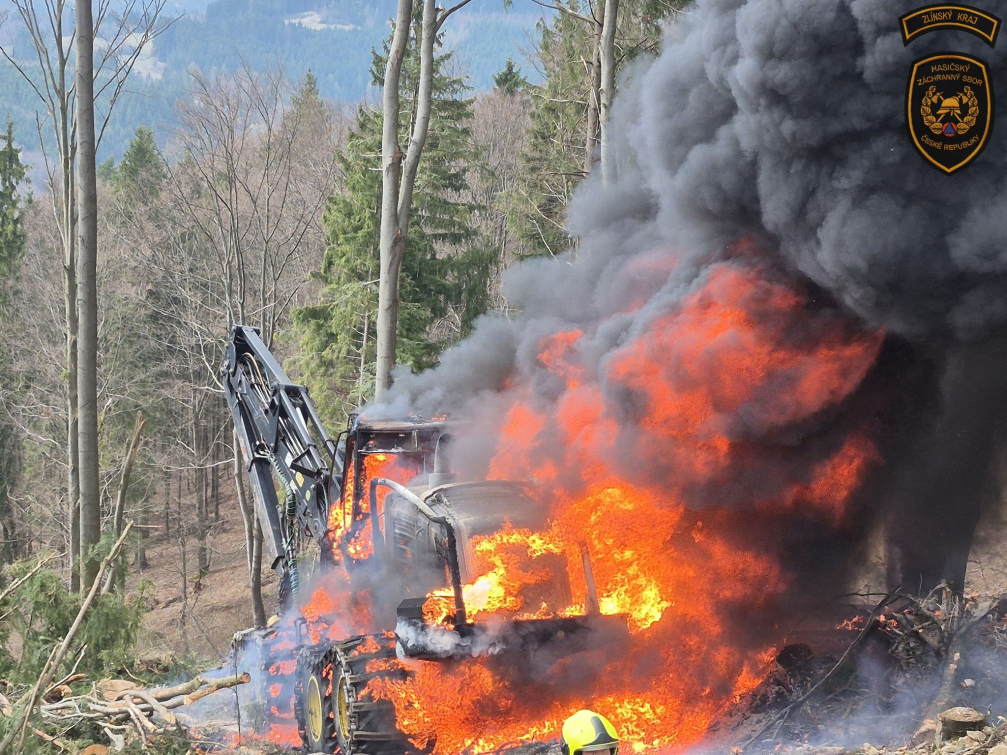Ve Zděchově shořel lesní těžební stroj 
