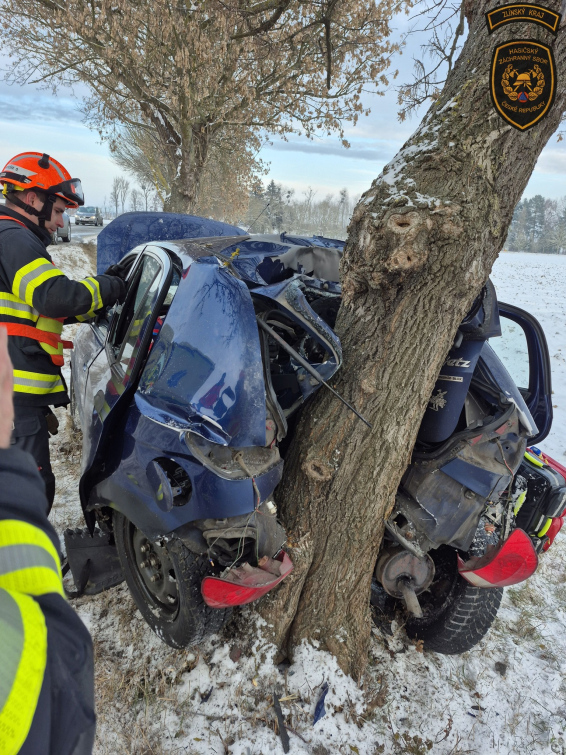 Řidičku museli z havarovaného vozidla vyprošťovat hasiči
