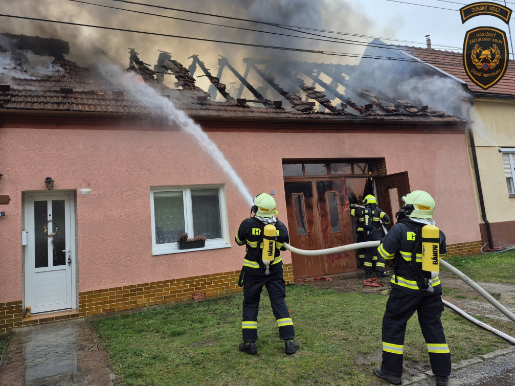 V Suché Lozi vyhořela garáž i střecha RD
