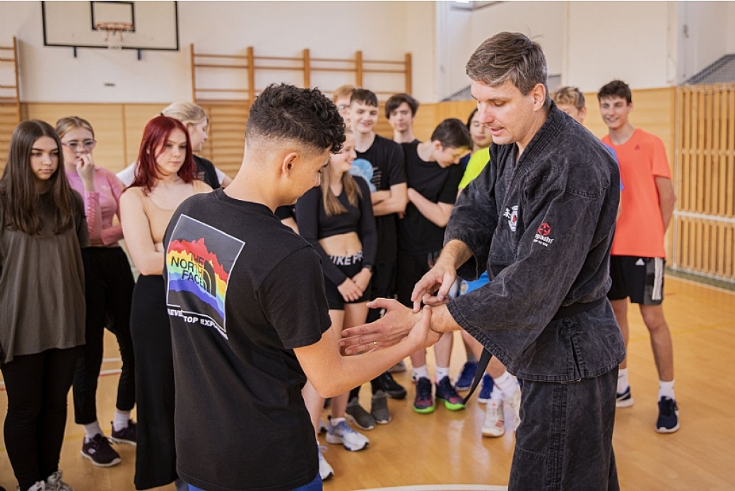 Zájem o kurzy sebeobrany na školách roste, kraj jich letos podpoří více než čtyřicítku