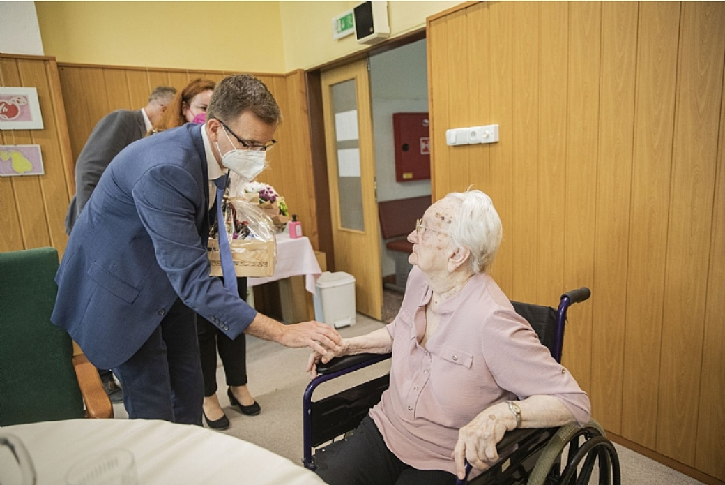 Paní Ludmila Krejčiříková oslavila sté narozeniny. Popřáli ji hejtman i statutární náměstkyně