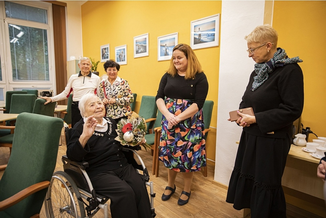 Stoletá paní Slonková má ráda všechny dobré lidi