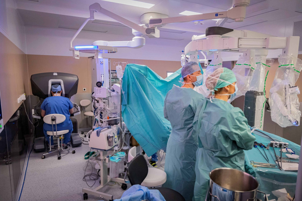Operatéři v KNTB provedli již 100 robotických operací