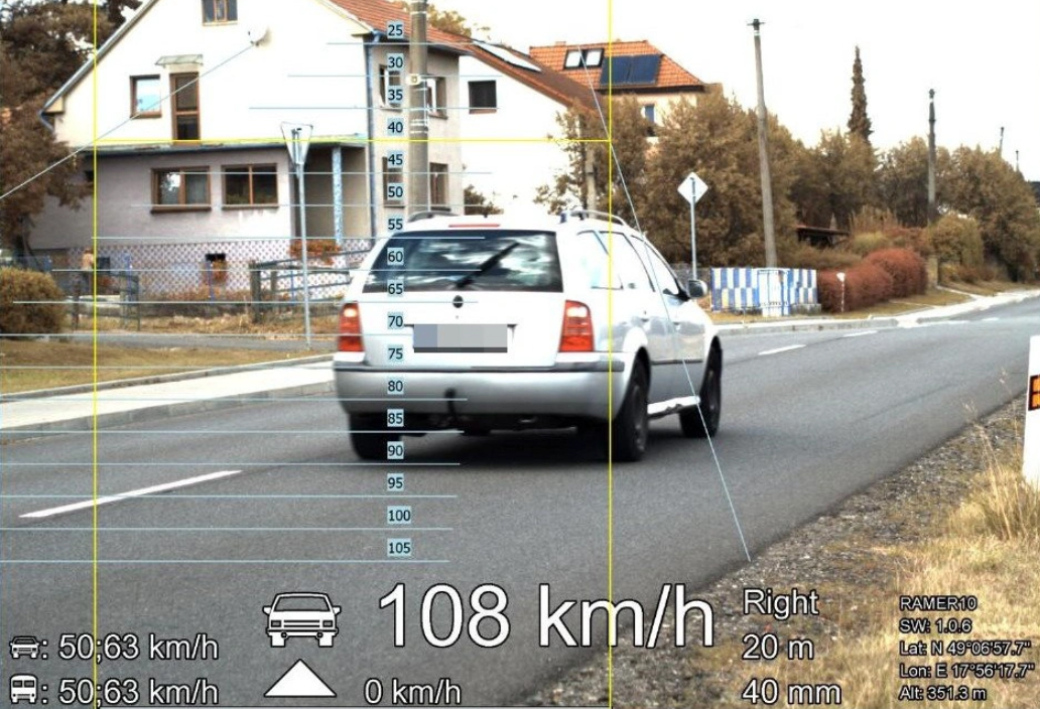 V obci jel 108 km/h. Dvacetiletý řidič přišel o řidičák
