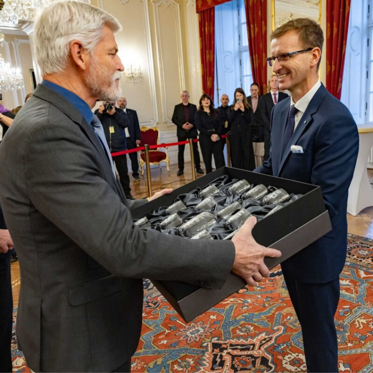 25 let krajů. Současní i bývalí hejtmani se na Pražském hradě setkali s prezidentem