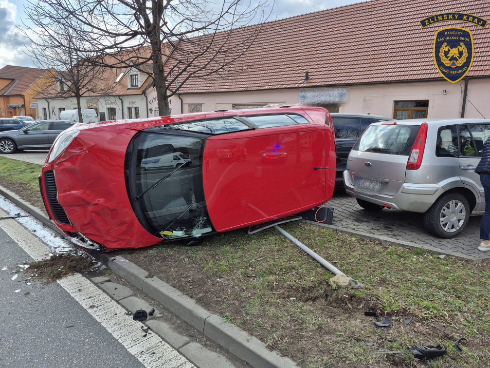 V úterý zasahovali hasiči v kraji u pěti dopravních nehod 