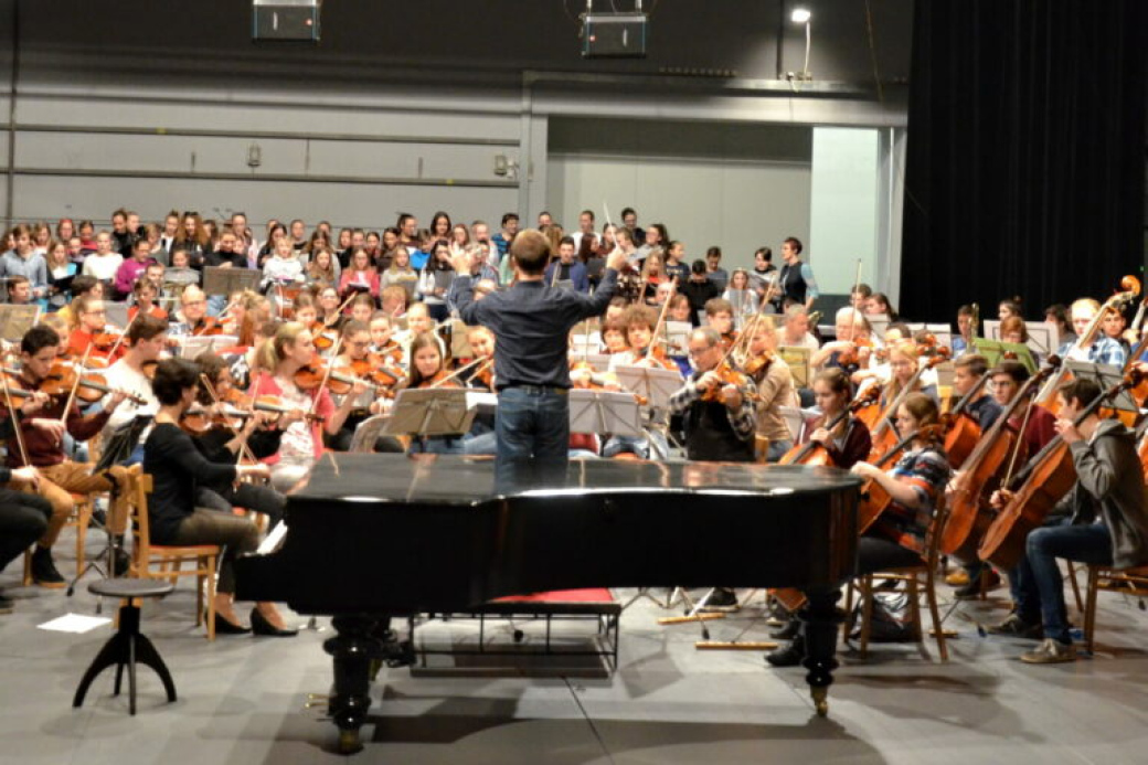 Ve Zlínském kraji vzniká devadesátičlenný orchestr. V projektu Malí velcí filharmonici se vedle profesionálů objeví i vybraní žáci ZUŠ