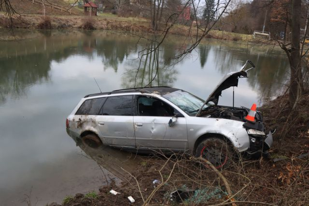 Audi skončilo v rybníku. Pozor na mikrospánek! 