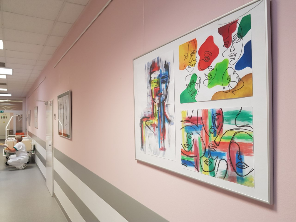 Urologické oddělení Baťovky zdobí obrazy studentky valašskoklobouckého gymnázia