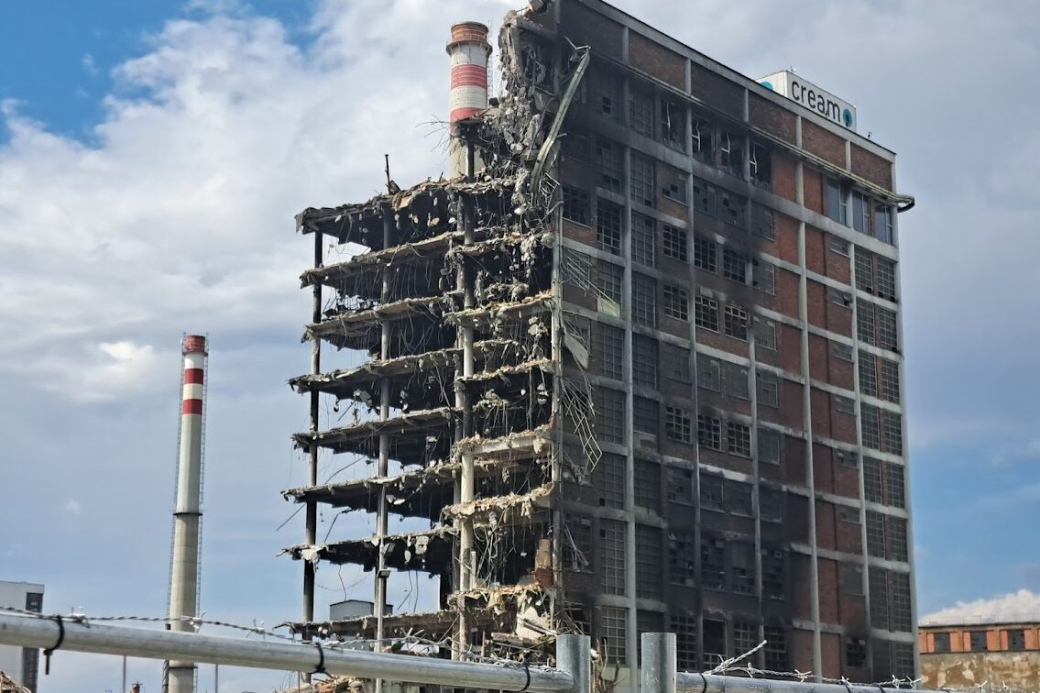 Fragment 34. budovy v Baťově areálu se zachránit nepodaří. Demolice bude pokračovat