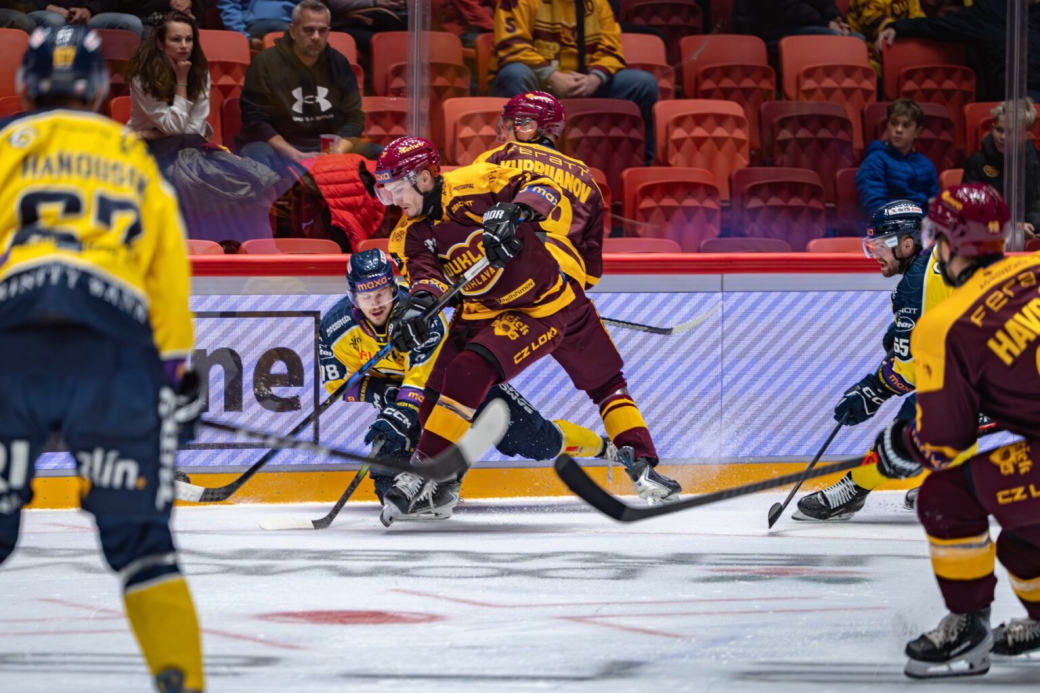 Berani pokřtili novou jihlavskou arénu výhrou, oba góly vstřelil Říčka. Vsetín prohrál s Porubou po nájezdech