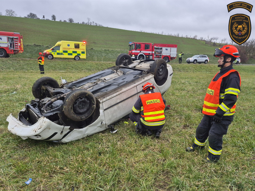 Další auto skončilo v poli na střeše