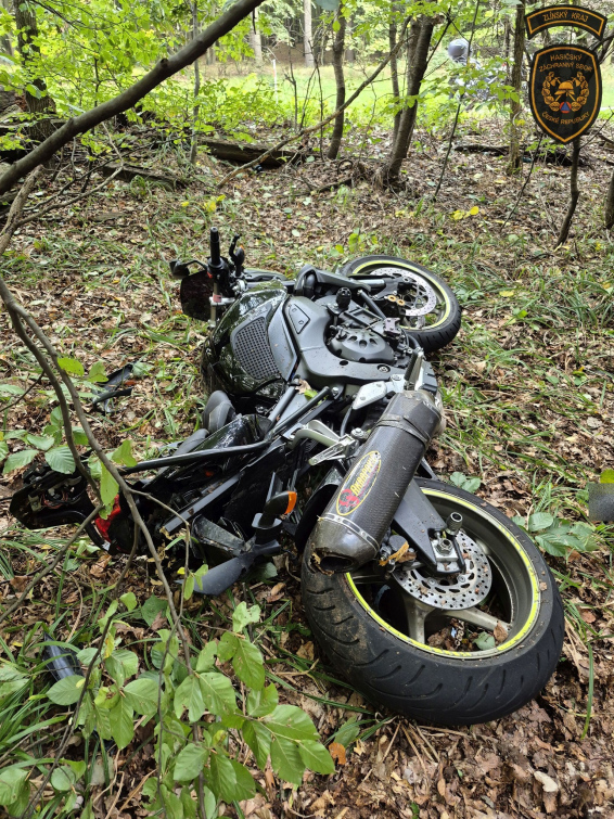 Motocyklista po havárii v Buchlovských horách podlehl svému zranění