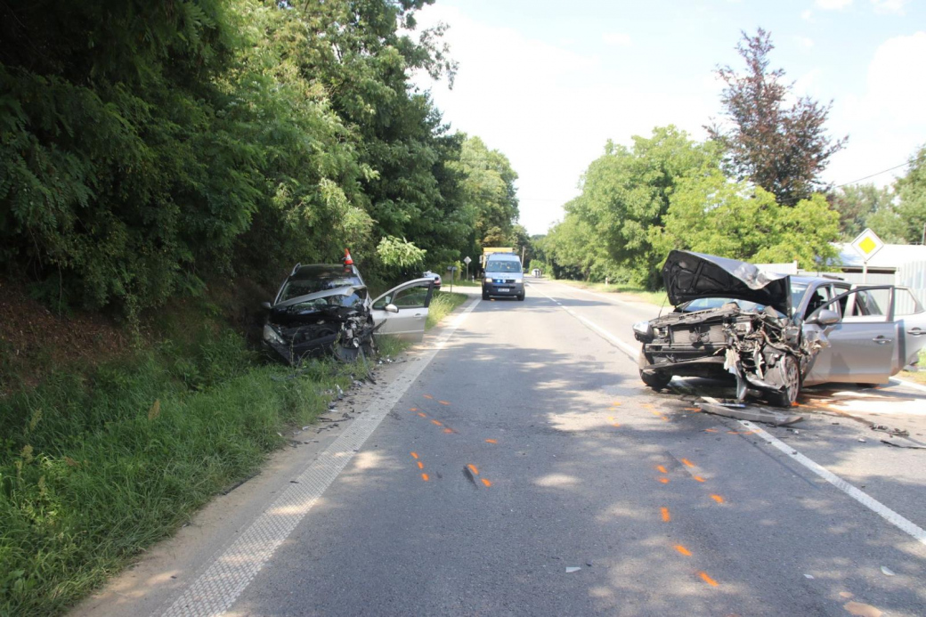 Policista ve volnu a další projíždějící muž poskytli první pomoc zraněným po čelní srážce 