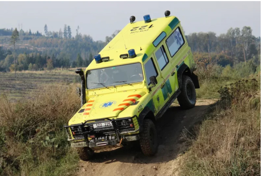 Třicetiletý Defender opět v akci: K pacientovi se dostal na místo, kam by sanitka nemohla