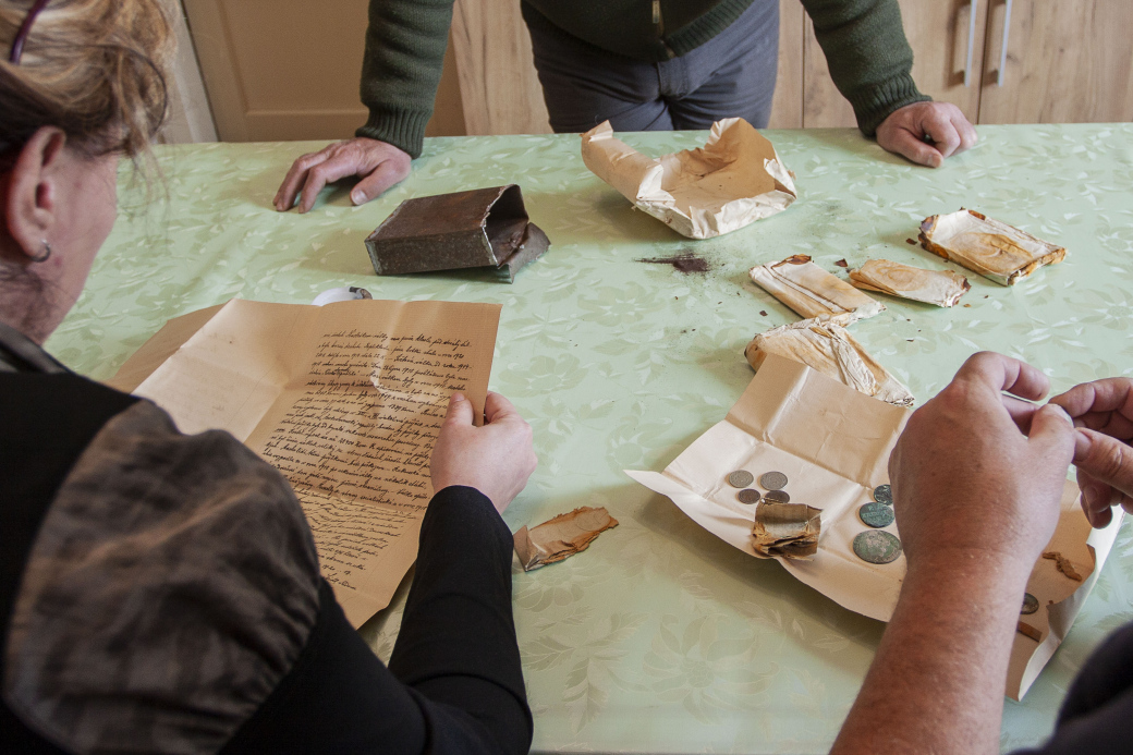 Při opravě kostela v Hulíně našli řemeslníci krabičku s cennými historickými archiváliemi