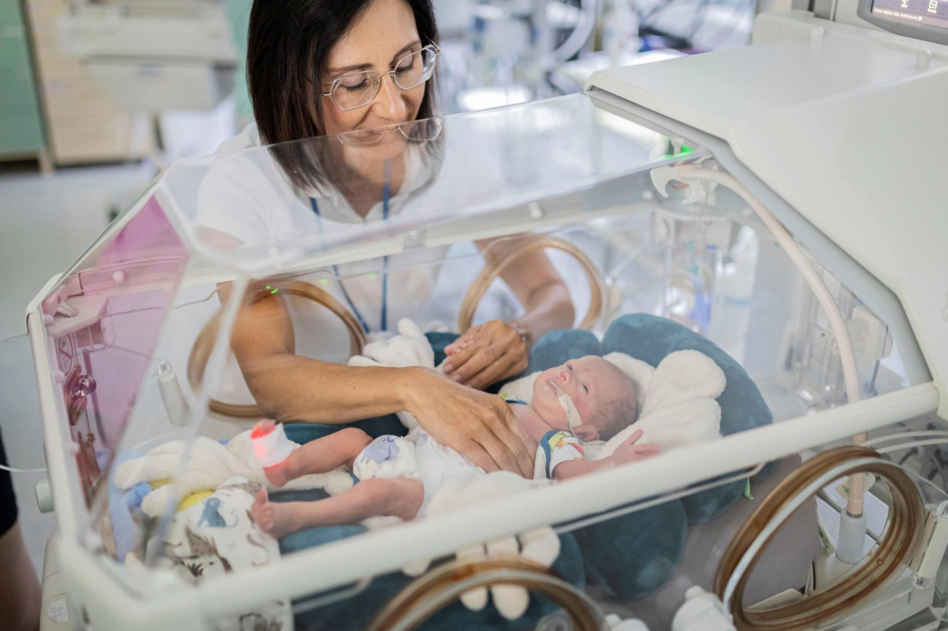 Fyzioterapeutky KNTB „cvičí“ Vojtovu metodu s nedonošenými dětmi