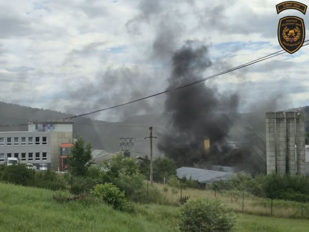 V Kaňovicích hořel průmyslový areál chemických látek 