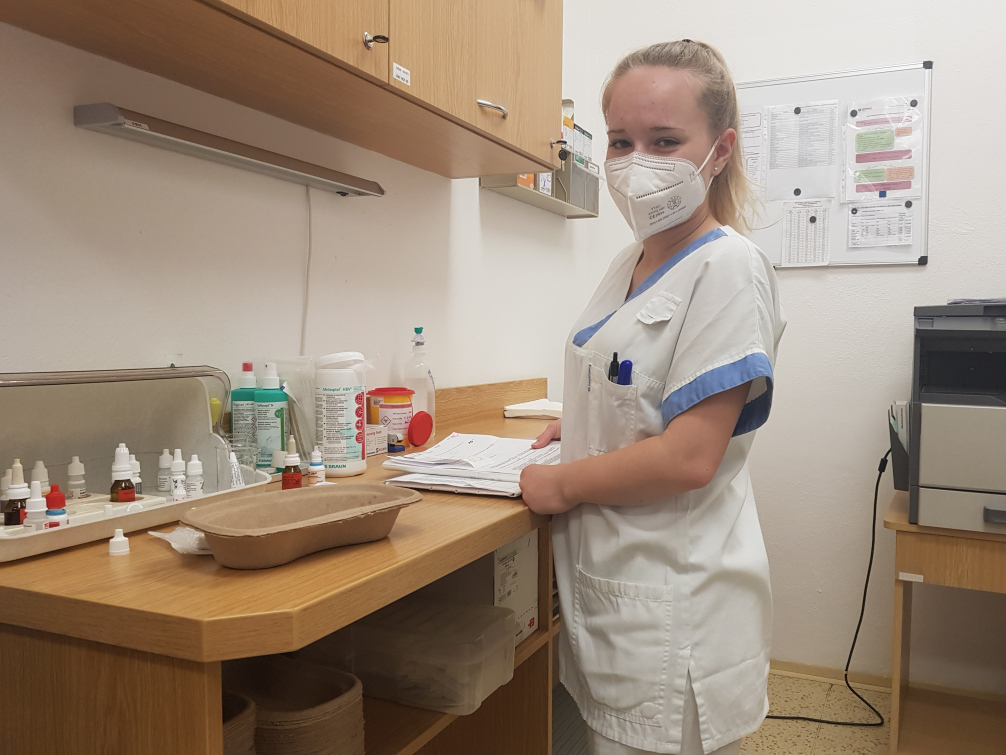Zlínské nemocnici pomáhají desítky studentů. „Ráda se starám o pacienty,“ svěřila se Klára Skovajsová